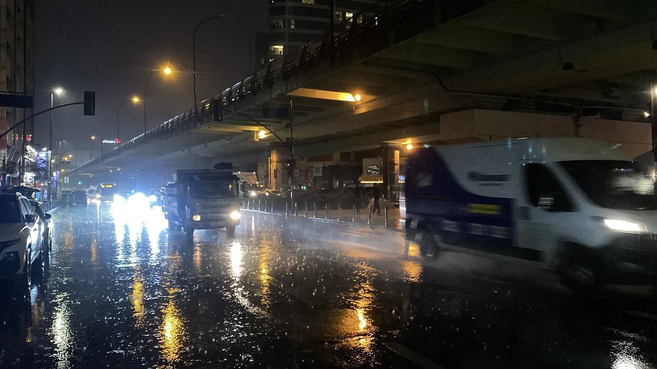 İstanbul'da sağanak alarmı: Trafik yoğunluğu yüzde 80'e dayandı