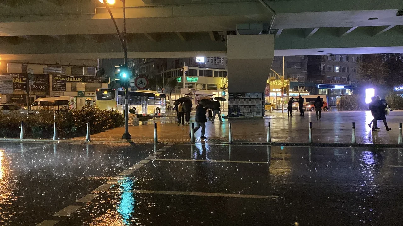 İstanbul'da sağanak alarmı: Trafik yoğunluğu yüzde 80'e dayandı