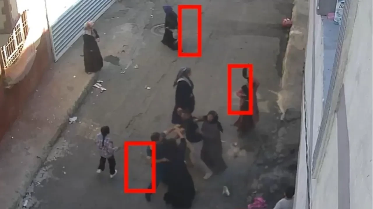 Kadınlar saç saça, erkekler ise yumruk yumruğa birbirine girdi: 1 kişinin öldüğü kavga kamerada