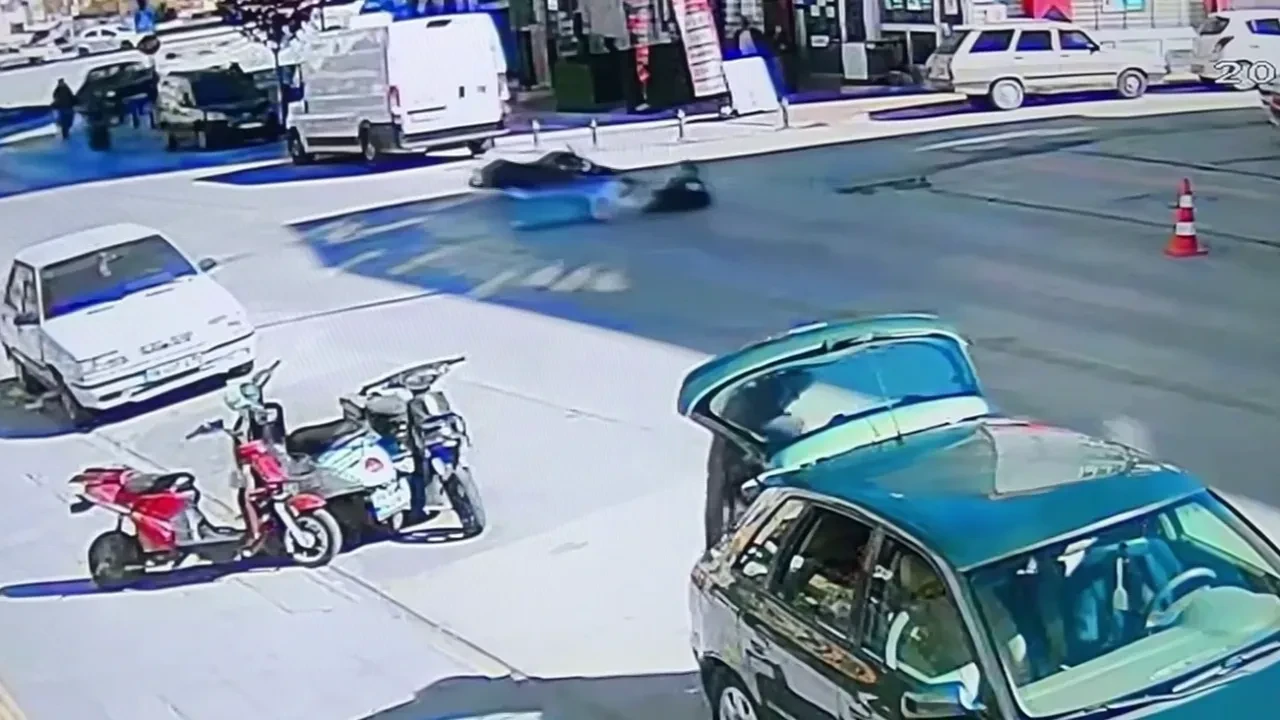 Karaman’da yürekleri ağızlara getiren kaza: Savrulan motosiklet minibüsün altına girdi