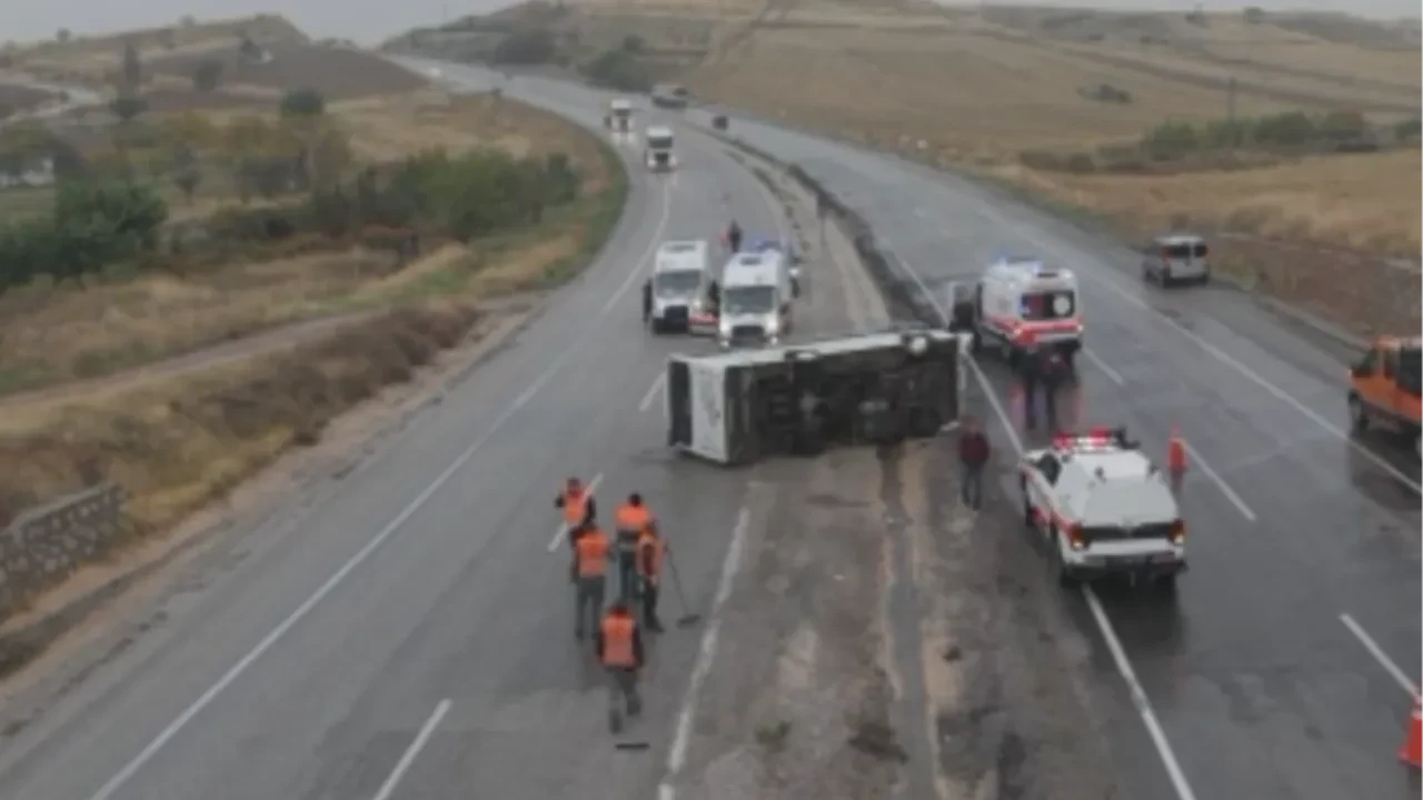 Kırıkkale'de feci kaza! İşçileri taşıyan servis devrildi: Çok sayıda yaralı var