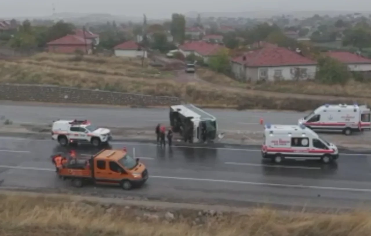 Kırıkkale'de feci kaza! İşçileri taşıyan servis devrildi: Çok sayıda yaralı var