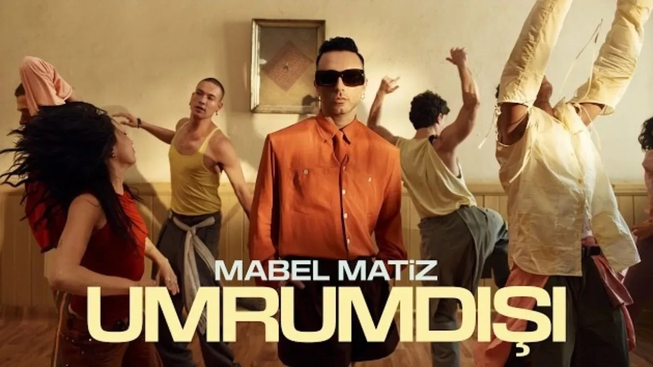 Mabel Matiz’in “Umrumdışı” şarkısını söyleyen Mert Yan, performansıyla sosyal medyayı salladı! Videosu 35 milyon izlendi