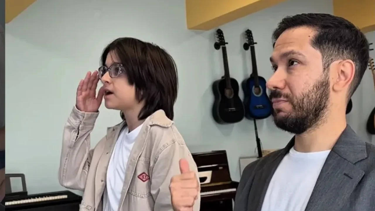 Mabel Matiz’in “Umrumdışı” şarkısını söyleyen Mert Yan, performansıyla sosyal medyayı salladı! Videosu 35 milyon izlendi