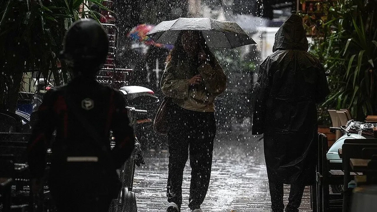 Meteoroloji'den 17 kent için uyarı: Kuvvetli sağanak etkisini artırarak devam edecek