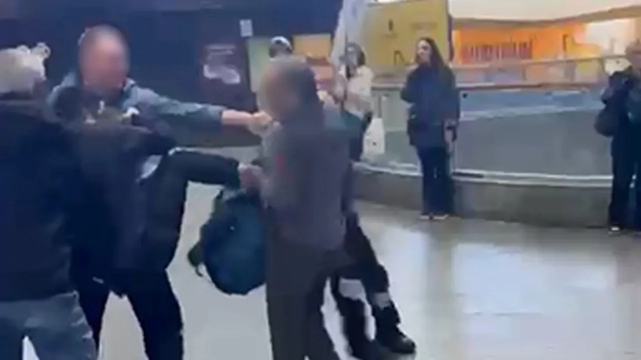 Metrobüs durağında kavga: Güvenlik görevlisi tartıştığı kişiye böyle tekme attı