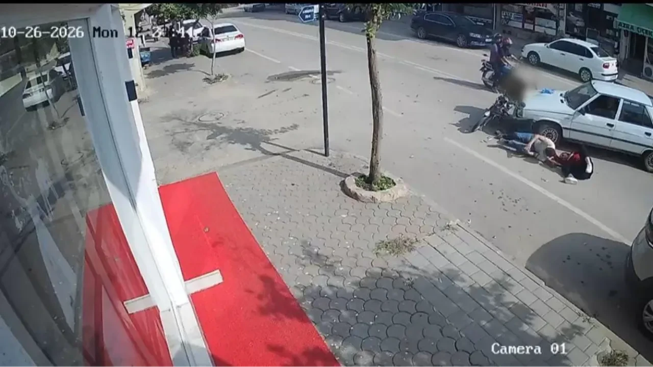 Motosikletli karı koca taklalar atarak yola savuldu! Adana’daki kokutan kaza kamerada