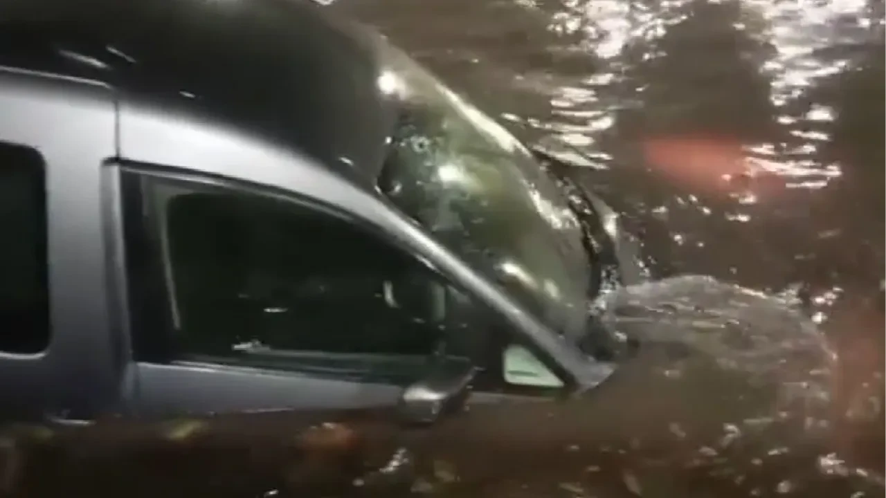 Pendik’te su dolu alt geçitte korku dolu anlar: Araç stop etti, baba kız mahsur kaldı