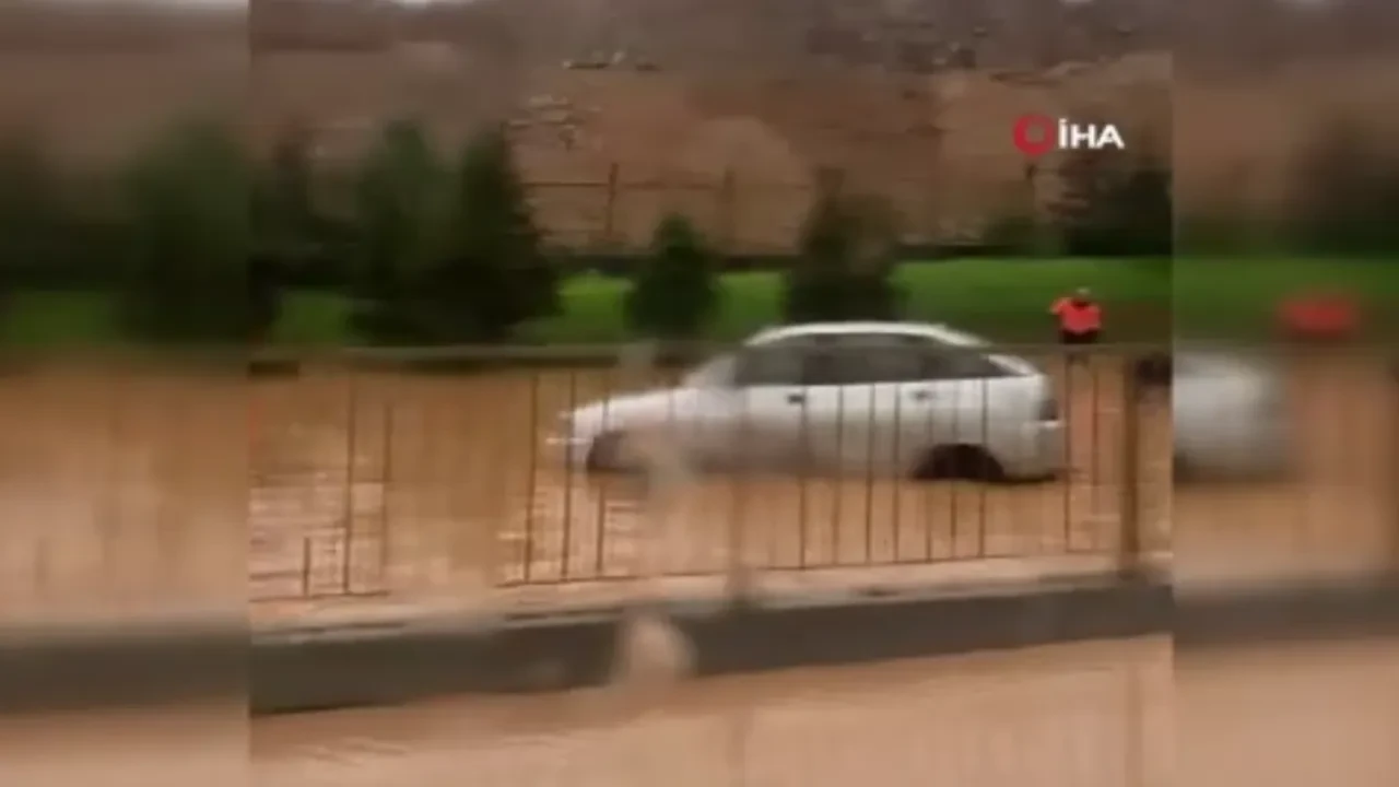 Pendik'te yollar suya teslim: İstanbul'da şiddetli yağış hayatı felç etti