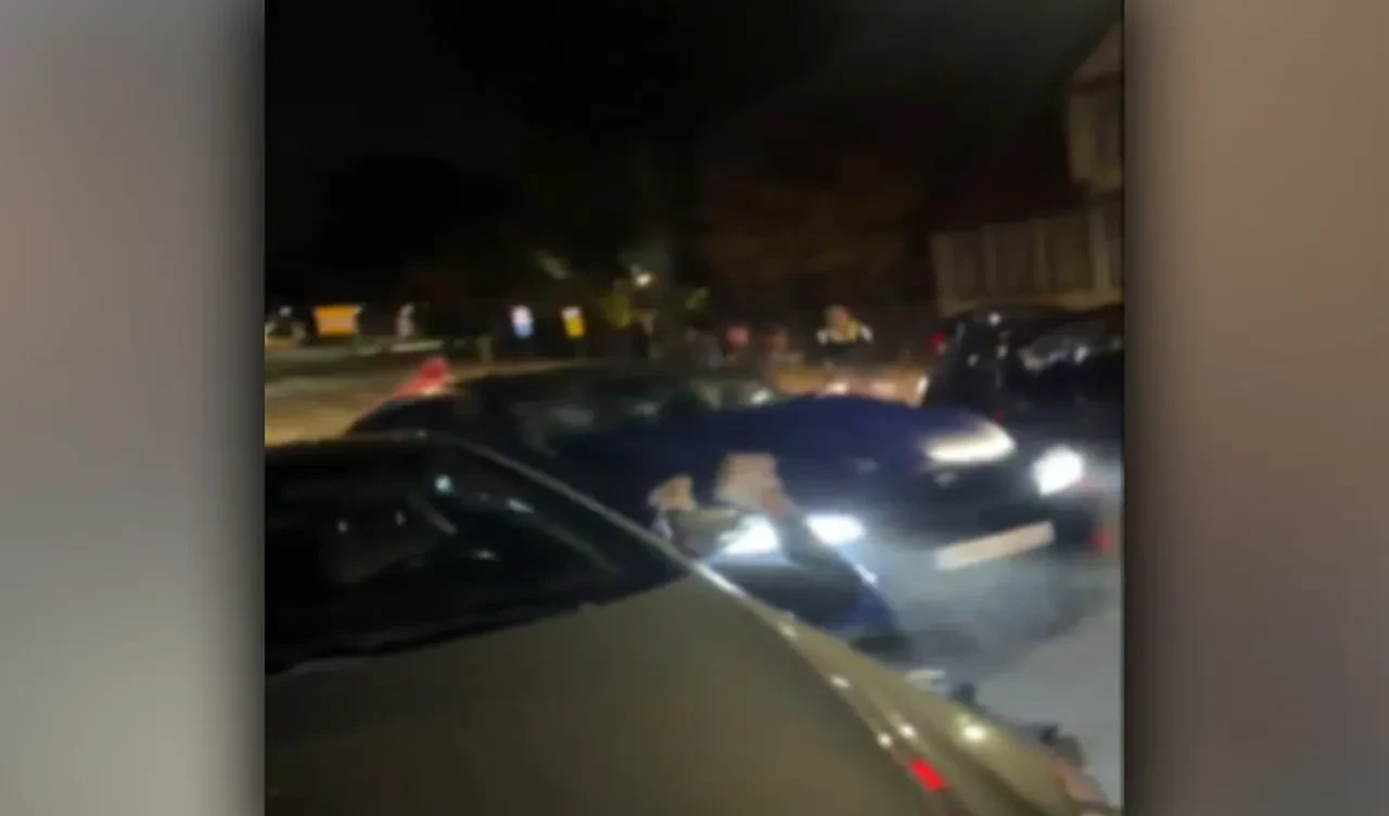 Polisin yanı başında yaptılar: Almanya'da araçla insanları ezmeye kalktılar yaya olarak kaçtılar