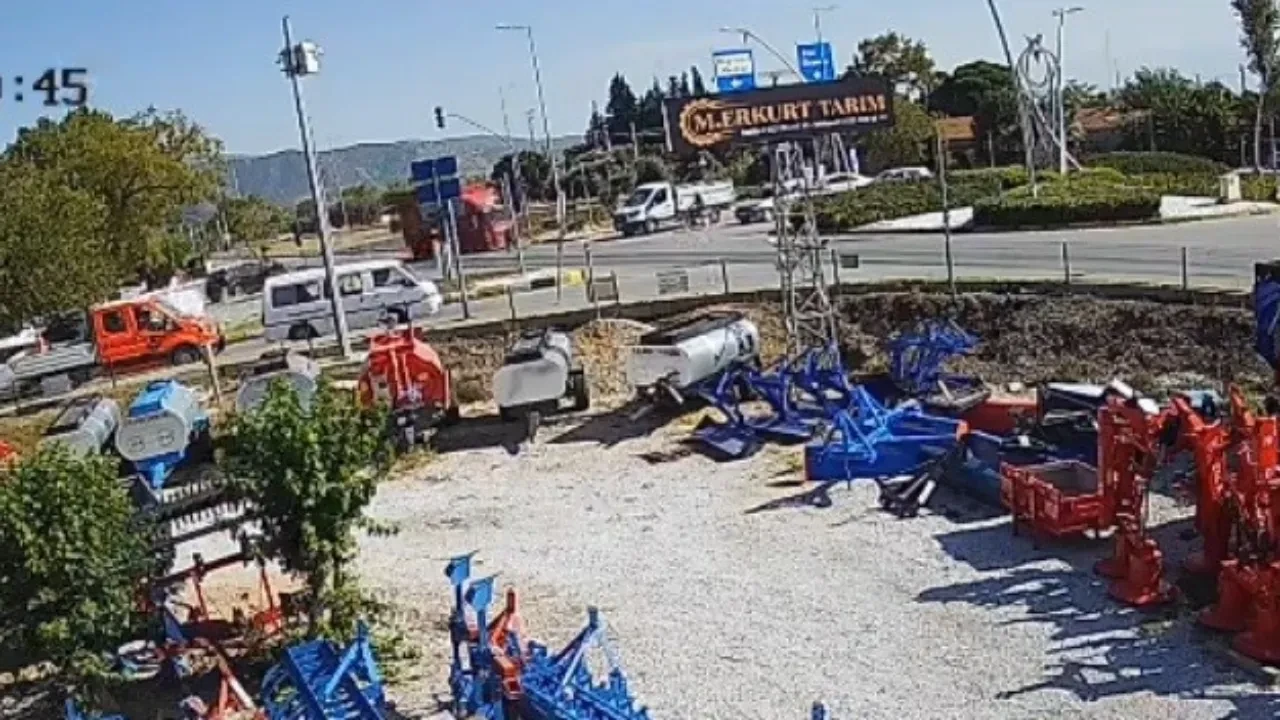 Saniyelerle yarıştılar: Kamyonetin altında kalmaktan son anda kurtuldu