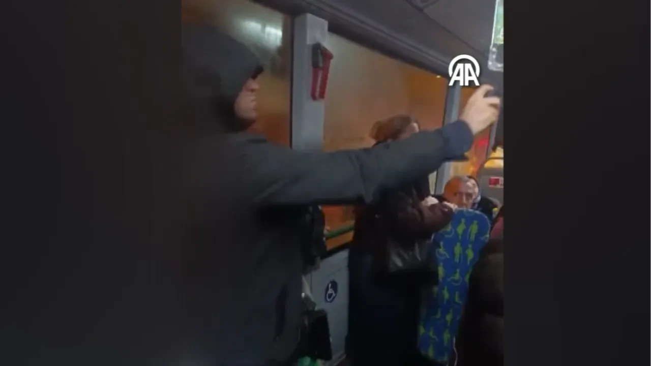 Tartışma büyüdü, İETT'nin içine biber sıkıp kaçtı: O anlar kamerada 
