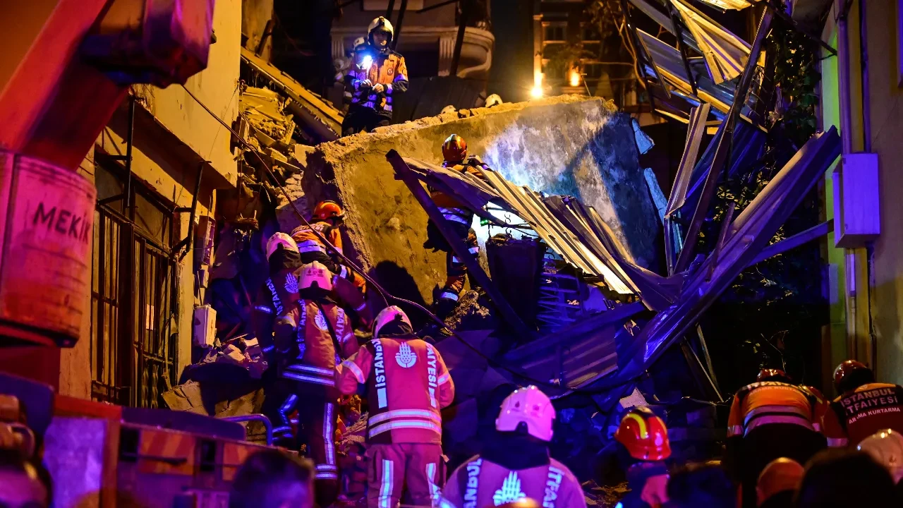 Beyoğlu'nda korku dolu anlar! 5 katlı bina çöktü