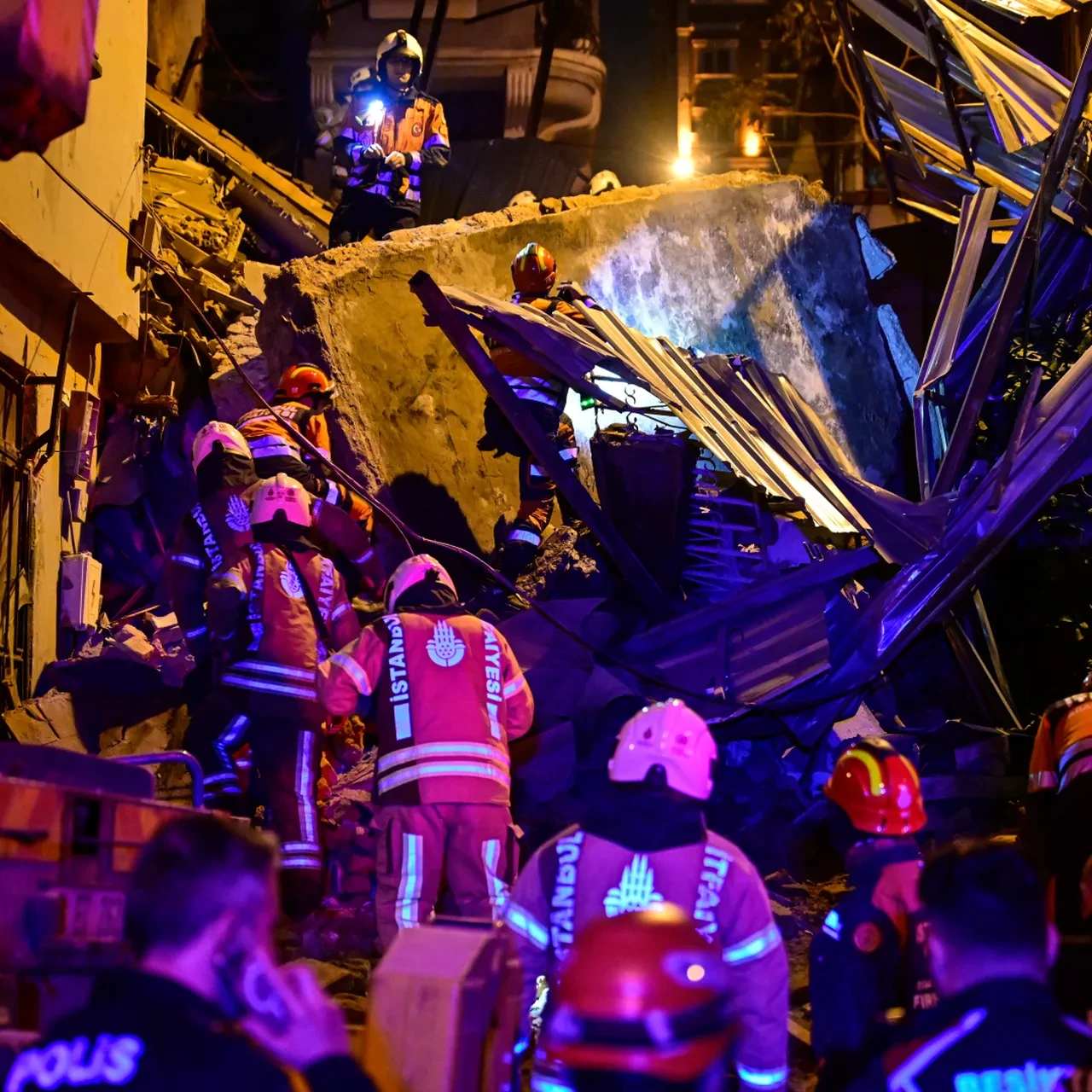 Beyoğlu'nda korkutan anlar! 5 katlı bina çöktü