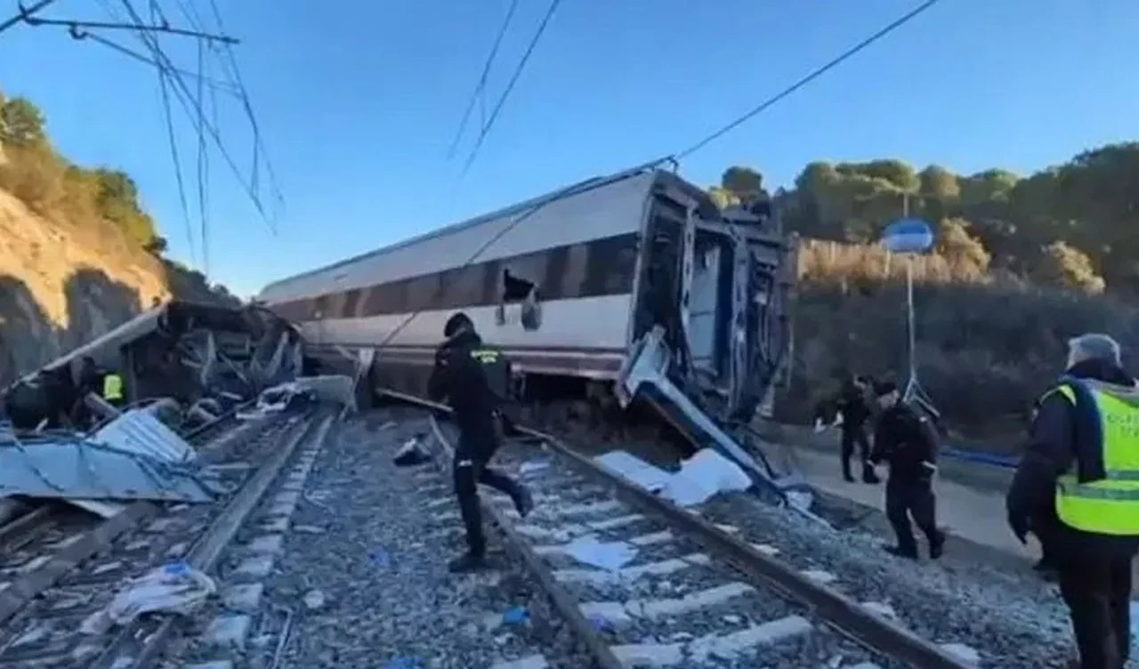 İspanya'da iki hızlı tren çarpıştı! Vagonlar yamaçtan düştü: Çok sayıda ölü ve yaralı var