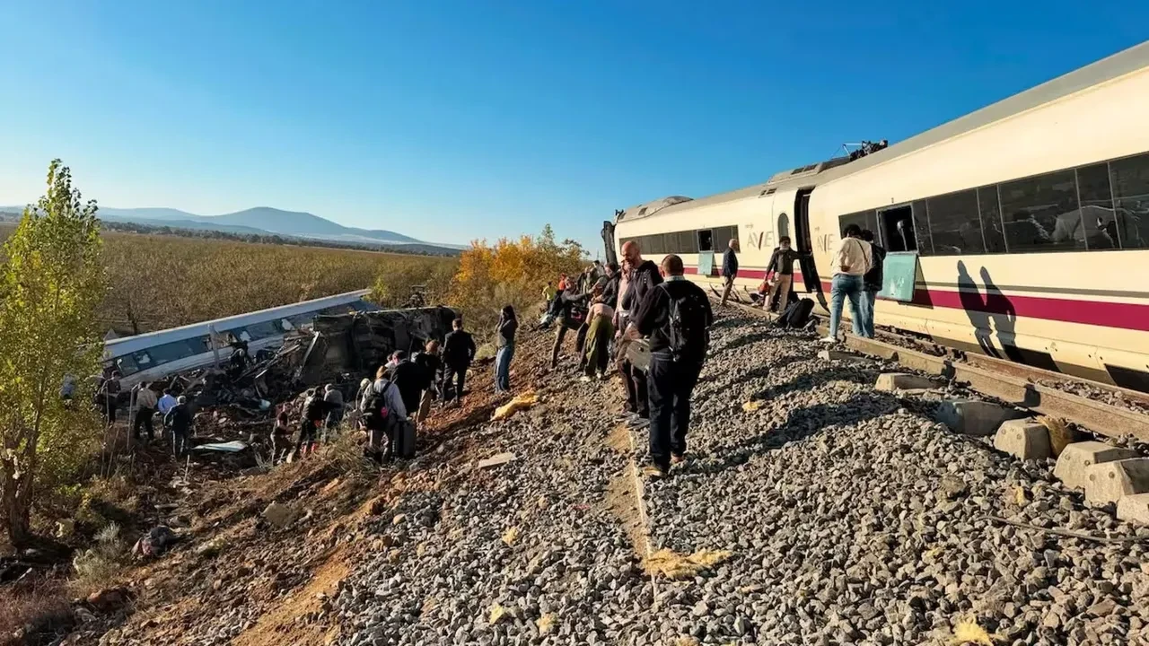 İspanya'da iki hızlı tren çarpıştı! Vagonlar yamaçtan düştü: Çok sayıda ölü ve yaralı var