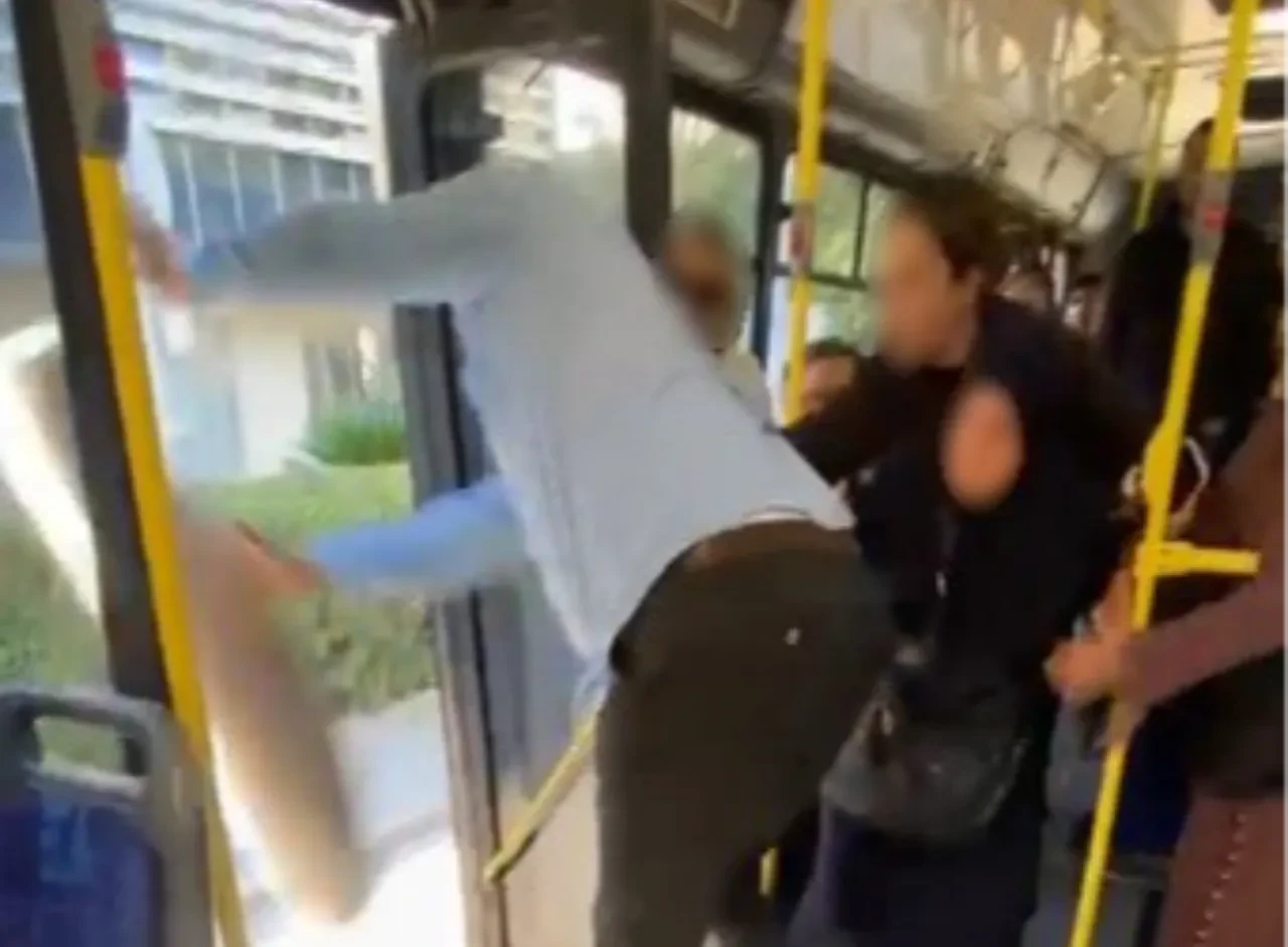 İzmir’de belediye otobüsünde halı kavgası: Şoförün tavrı tepki çekti