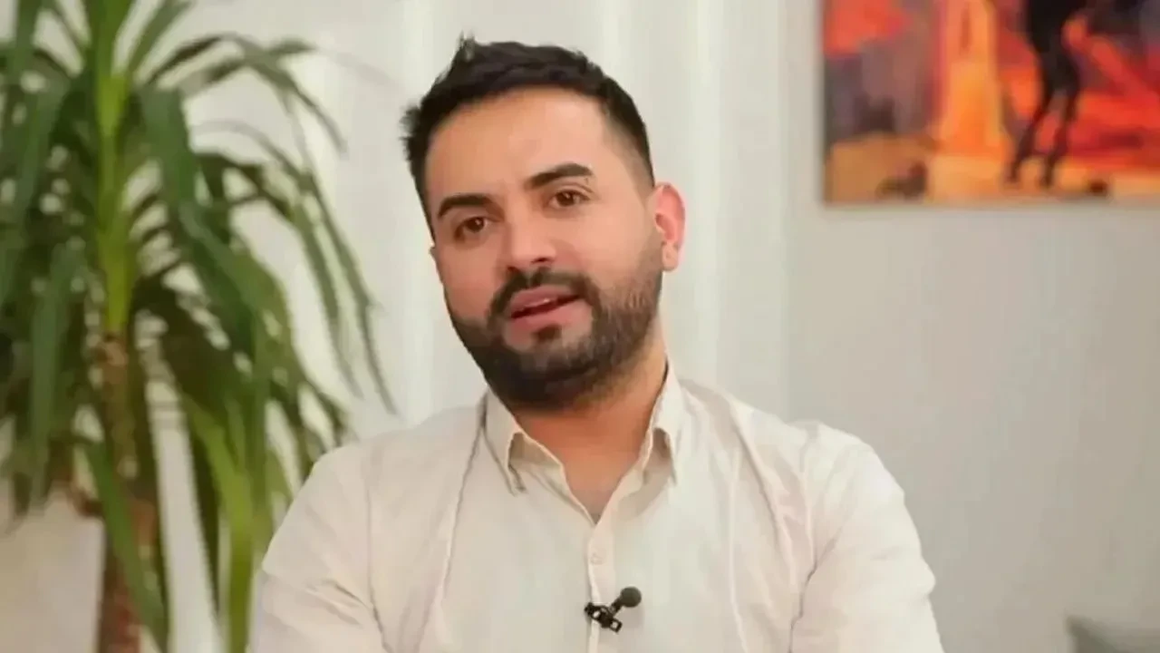 Kadir Ezildi’nin yatak odasında paylaştığı fotoğraf dikkat çekti! Aynadaki ayrıntı