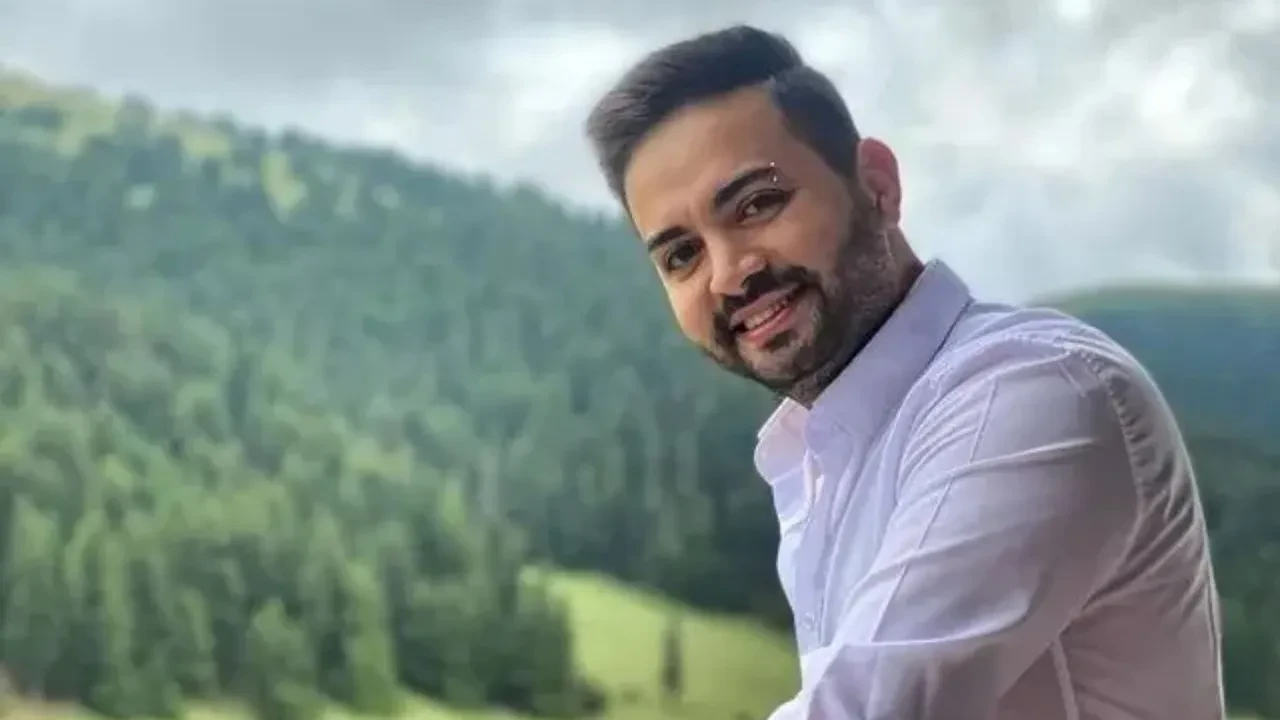 Kadir Ezildi’nin yatak odasında paylaştığı fotoğraf dikkat çekti! Aynadaki ayrıntı