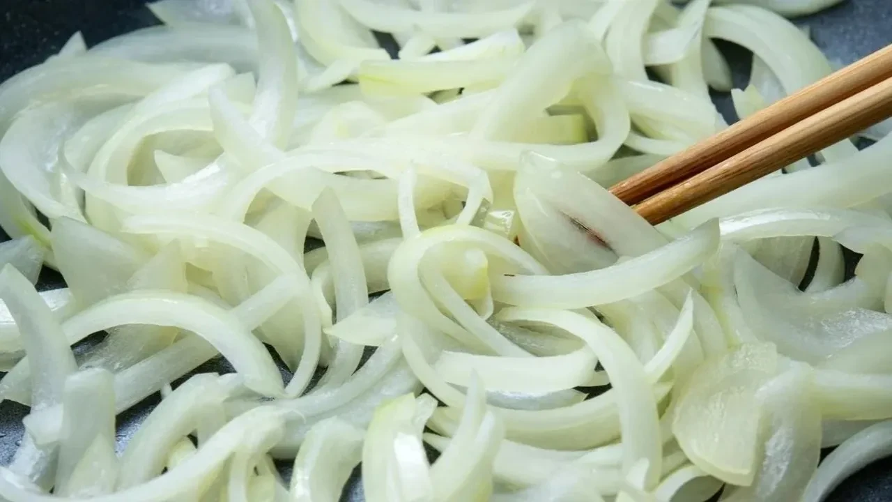 Kahvaltıda bağımlılık yapan o tarif! Kaşarlı sütlü soğan kavurması