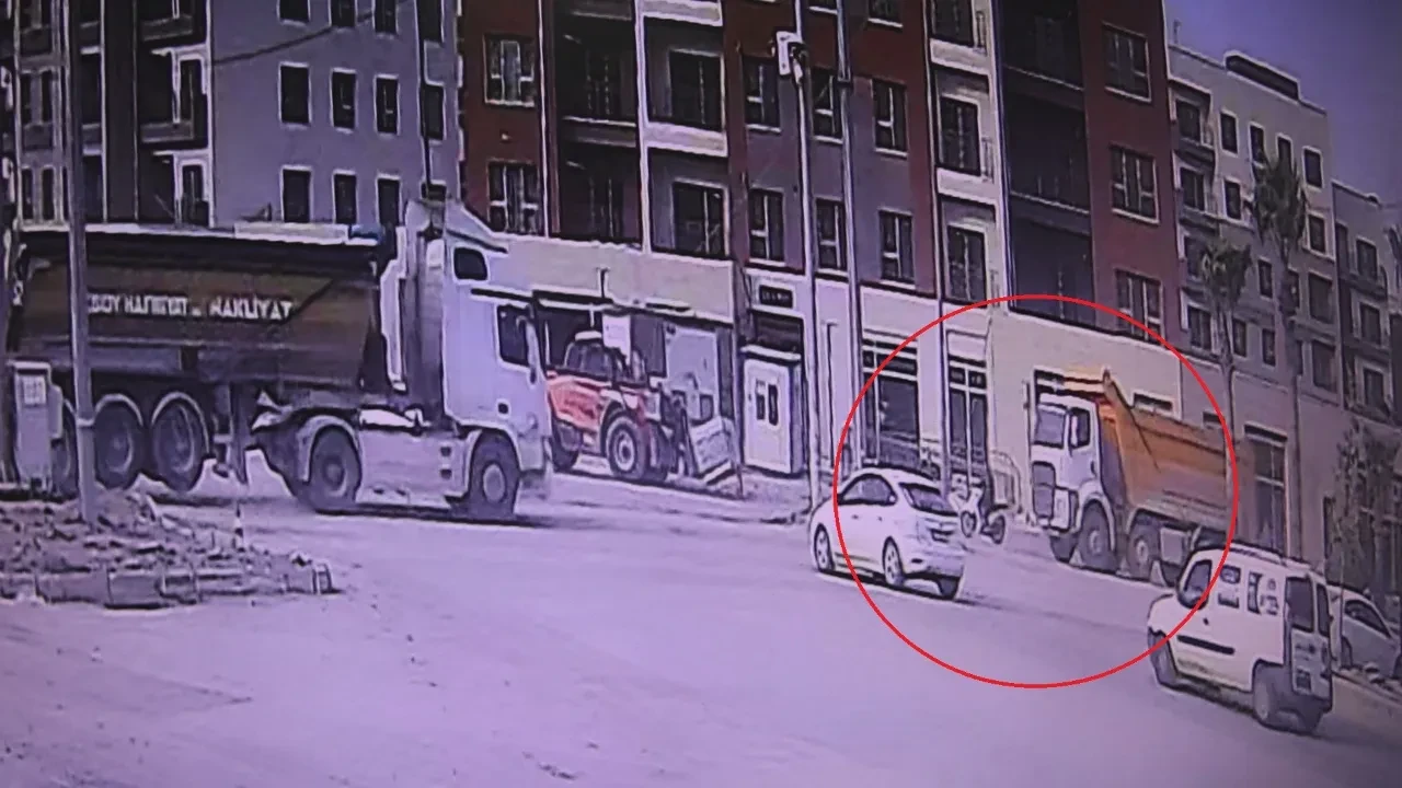 Kamyonun kör noktasına gelen motosikletli ezilerek can verdi: Kahreden anlar kamerada 