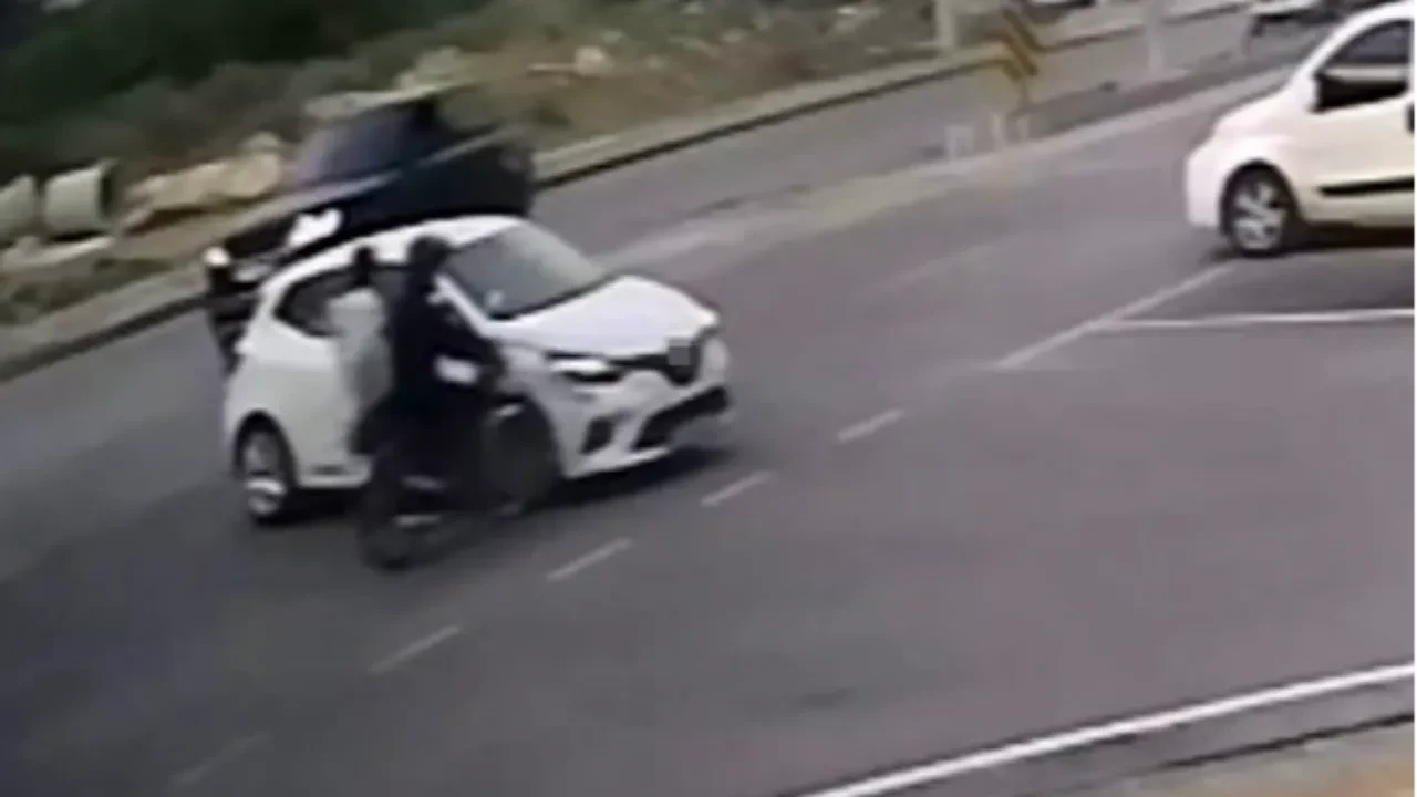 Motosiklet otomobille böyle çarpıştı: 2 yaralı
