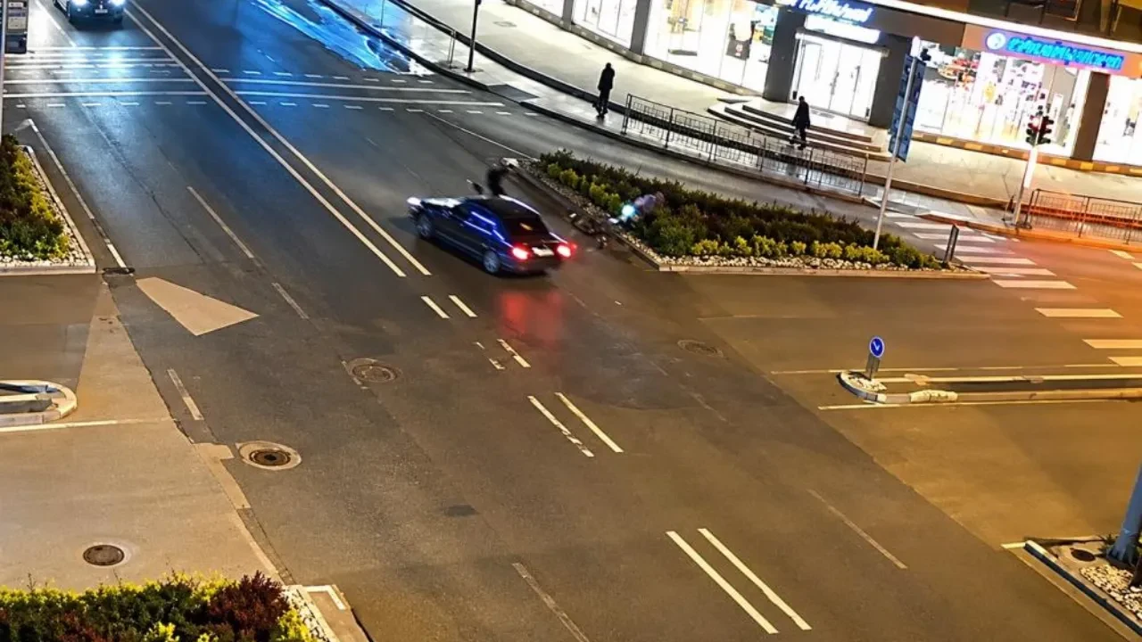 Motosikletli çarptığı aracın ön camından içeri girdi! Akıllara durgunluk veren kaza kameralara böyle yansıdı