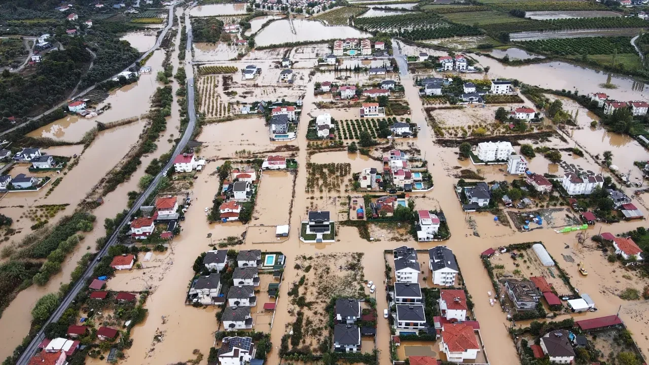 Muğla'da sağanak kabusu! Üç ilçe sular altında kaldı, seralar havuza döndü