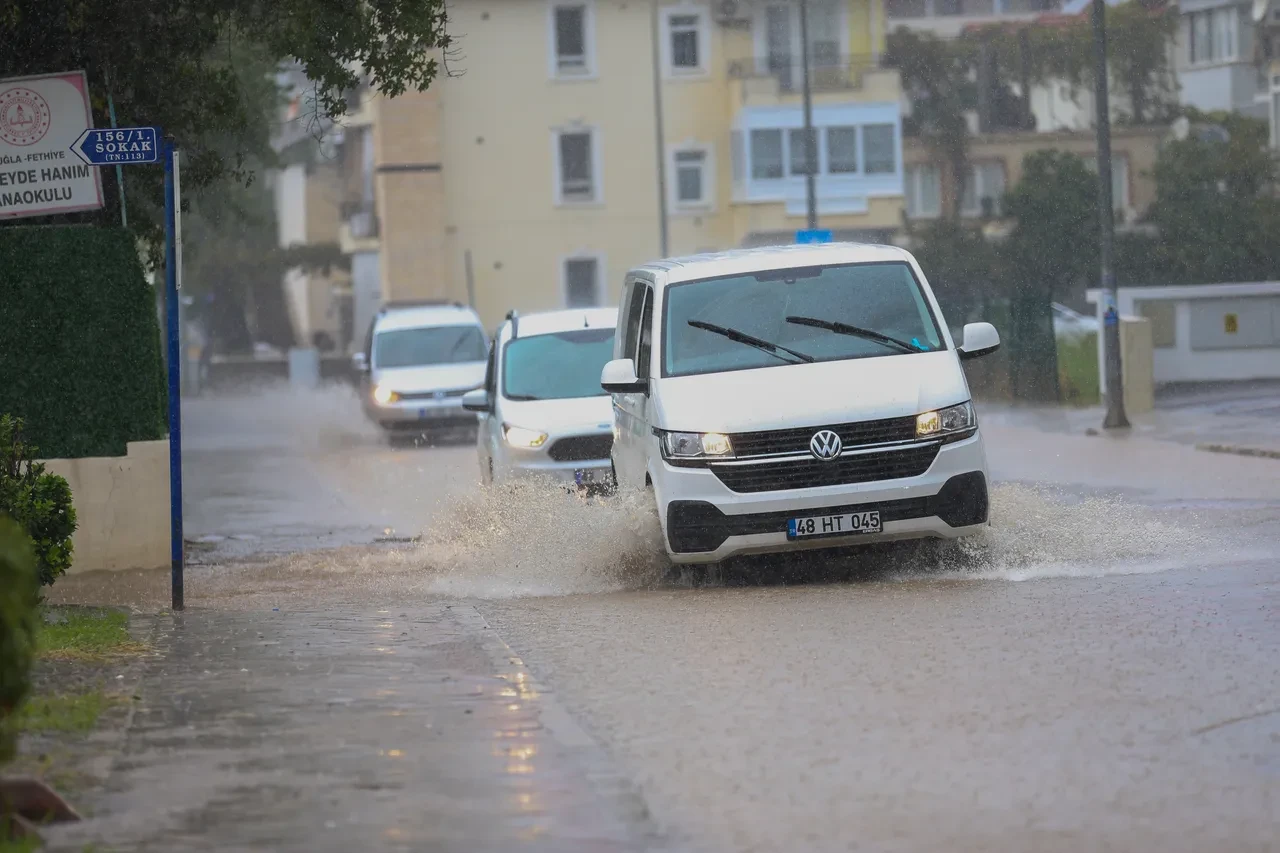 Muğla'da sağanak kabusu! Üç ilçe sular altında kaldı, seralar havuza döndü