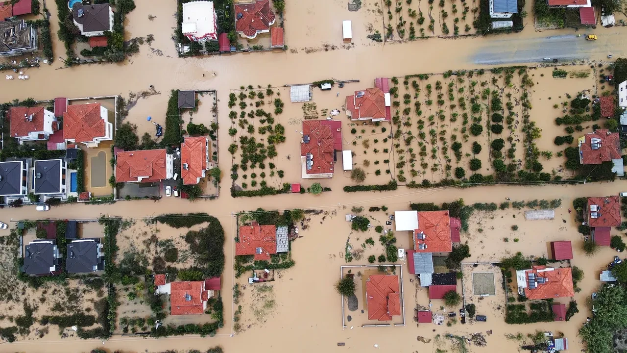 Muğla'da sağanak kabusu! Üç ilçe sular altında kaldı, seralar havuza döndü
