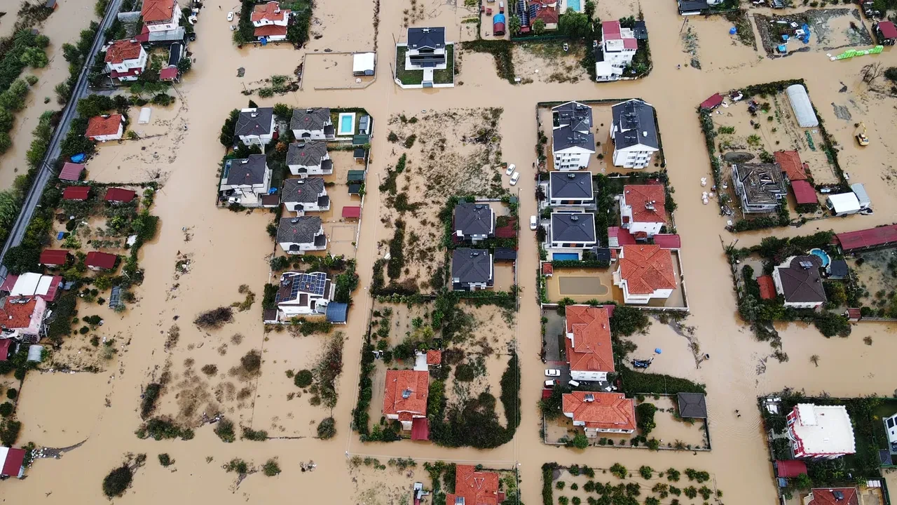 Muğla'da sağanak kabusu! Üç ilçe sular altında kaldı, seralar havuza döndü