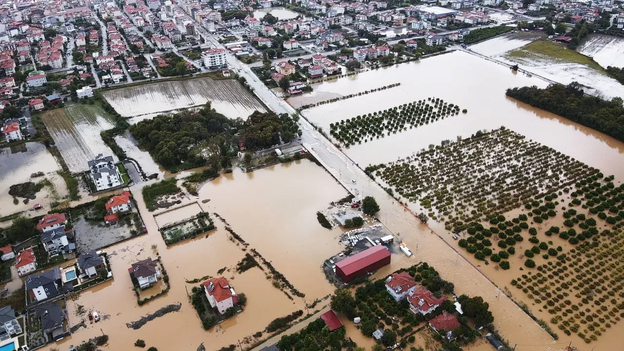 Muğla'da sağanak kabusu! Üç ilçe sular altında kaldı, seralar havuza döndü
