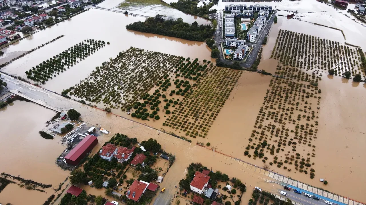 Muğla'da sağanak kabusu! Üç ilçe sular altında kaldı, seralar havuza döndü