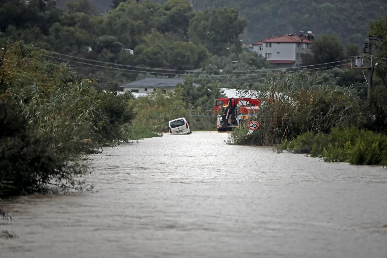 Muğla'da sağanak kabusu! Üç ilçe sular altında kaldı, seralar havuza döndü