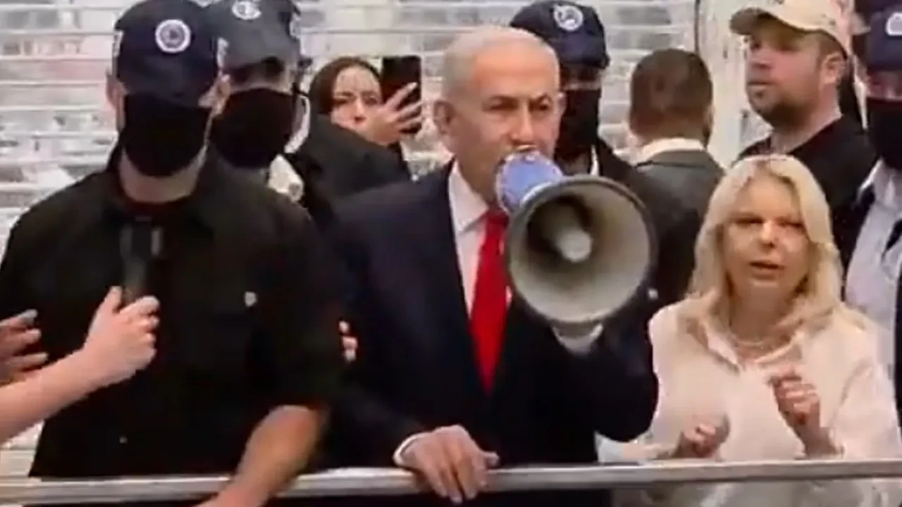 Netanyahu AVM'de megafonla partisi için oy istedi