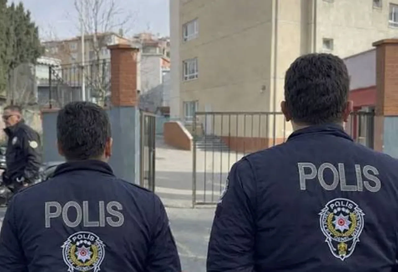 "Pazartesi okula gelmeyin kötü şeyler olacak" diyen öğrenci polisi harekete geçirdi! Evinde arama yapıldı