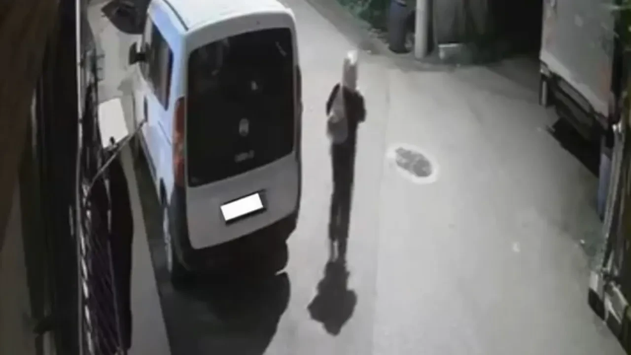 Pencerede asılıp beğendiği kıyafetleri çalan kadın kamerada