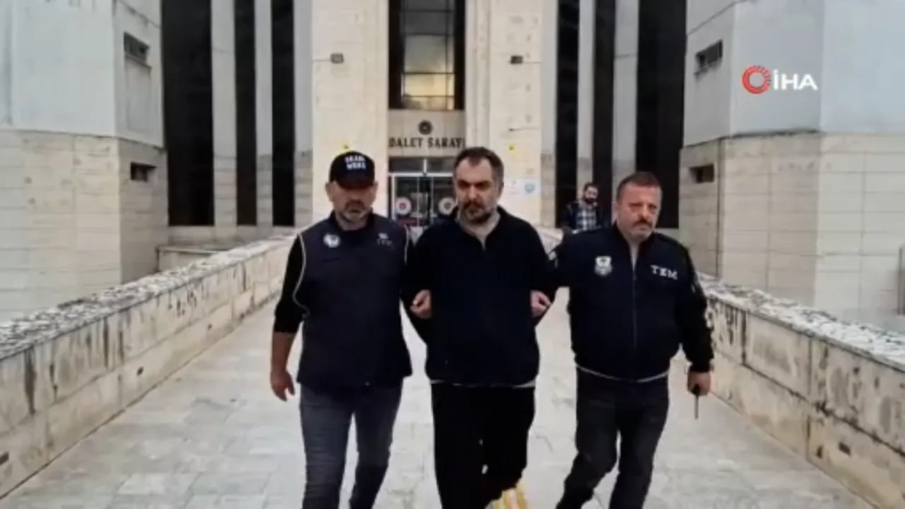 Türk bayrağına ve Atatürk’e hakaret içerikli paylaşımda bulunan öğretmen tutuklandı