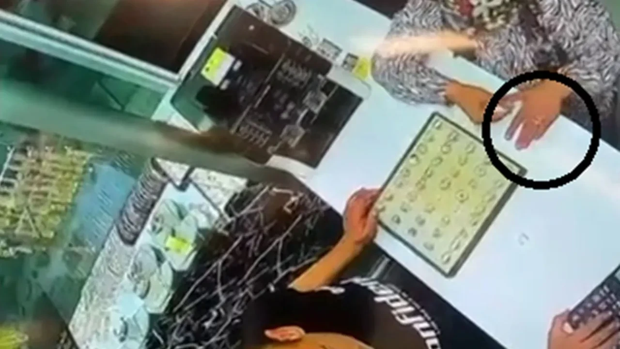 Adana’dan Hatay’a hırsızlık seferi: Kuyumcuyu oyalayıp çaldılar, 100 bin liralık altınla yakalandılar