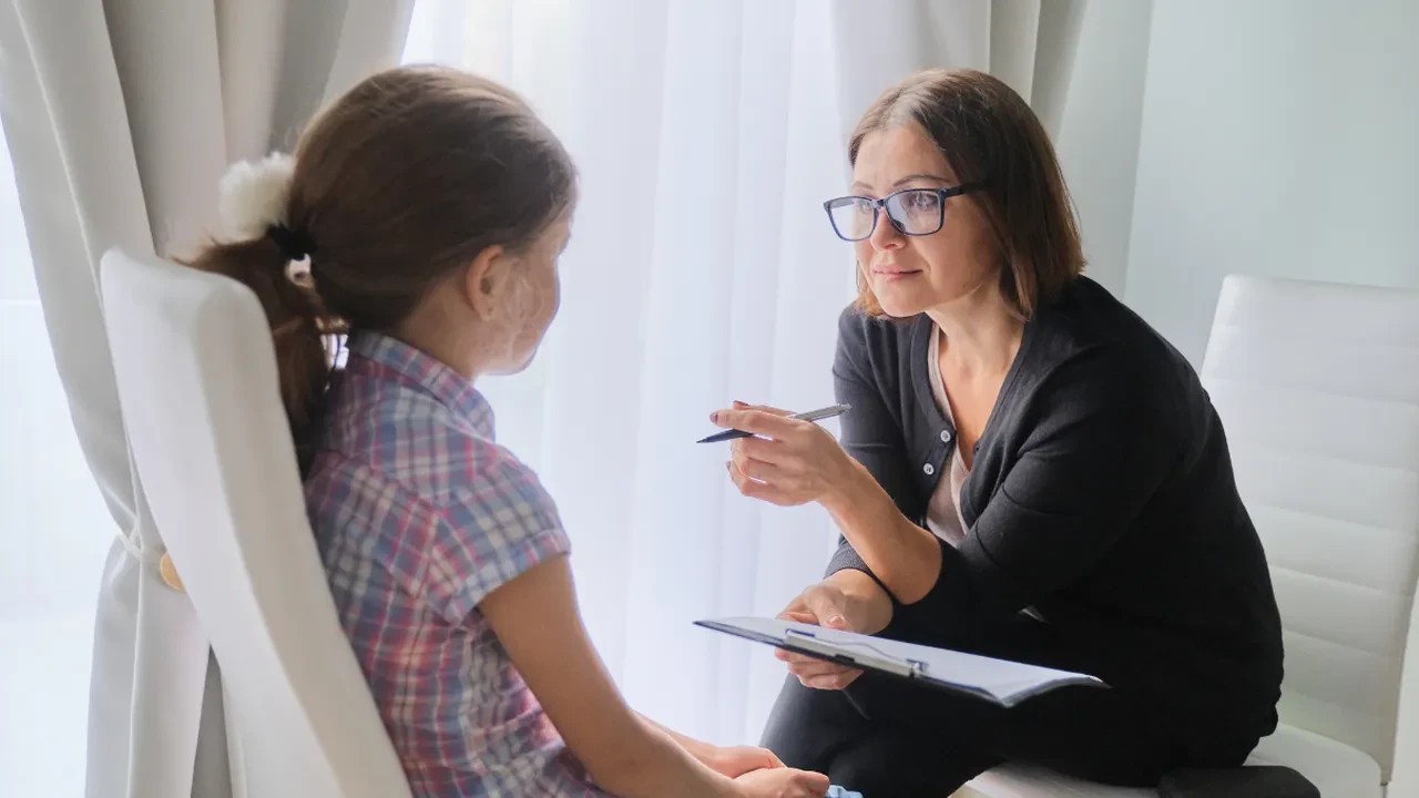Anne babası ayrılan çocuklarda nelere dikkat edilmeli? Boşanma sürecinde çocukların duyguları nasıl korunmalı?