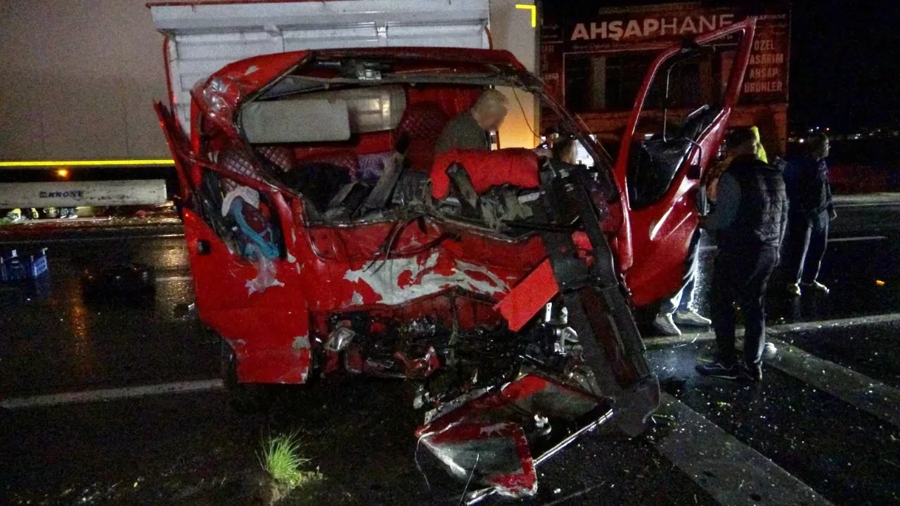 Antalya’da kontrolden çıkan kamyon dehşet saçtı: 3 kişinin yaralandığı kaza kamerada
