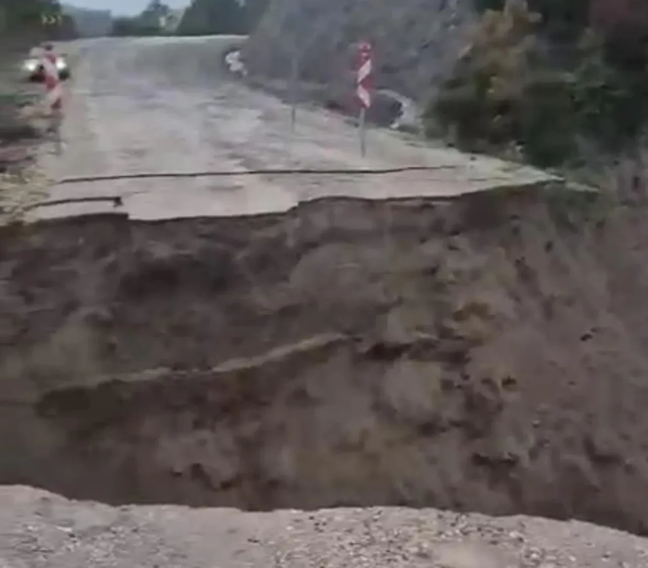 Balıkesir’de yol çöktü: 2 yıldır onarım beklenen yerde ulaşım tamamen kapandı