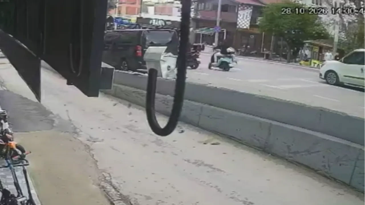 Çarptığı yayayla metrelerce sürüklendi: O anlar kamerada