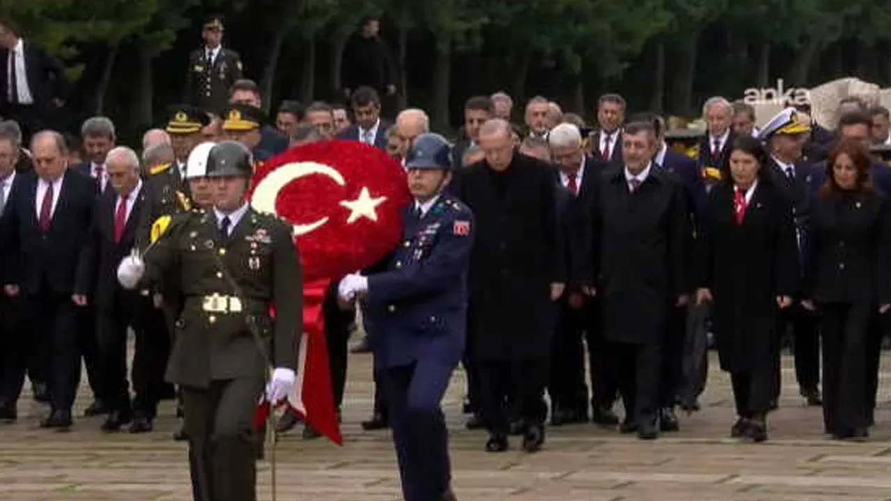 Cumhurbaşkanı Erdoğan ve devlet erkanı Anıtkabir'i ziyaret etti