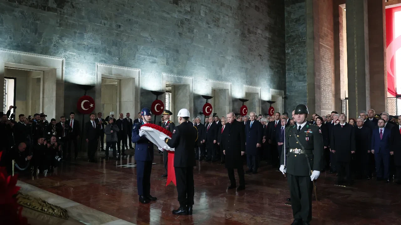 Cumhurbaşkanı Erdoğan ve devlet erkanı Anıtkabir'i ziyaret etti: Türkiye Yüzyılı mesajı dikkat çekti