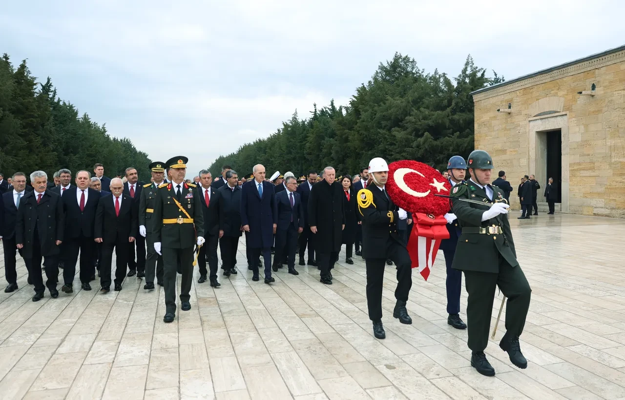 Cumhurbaşkanı Erdoğan ve devlet erkanı Anıtkabir'i ziyaret etti: Türkiye Yüzyılı mesajı dikkat çekti