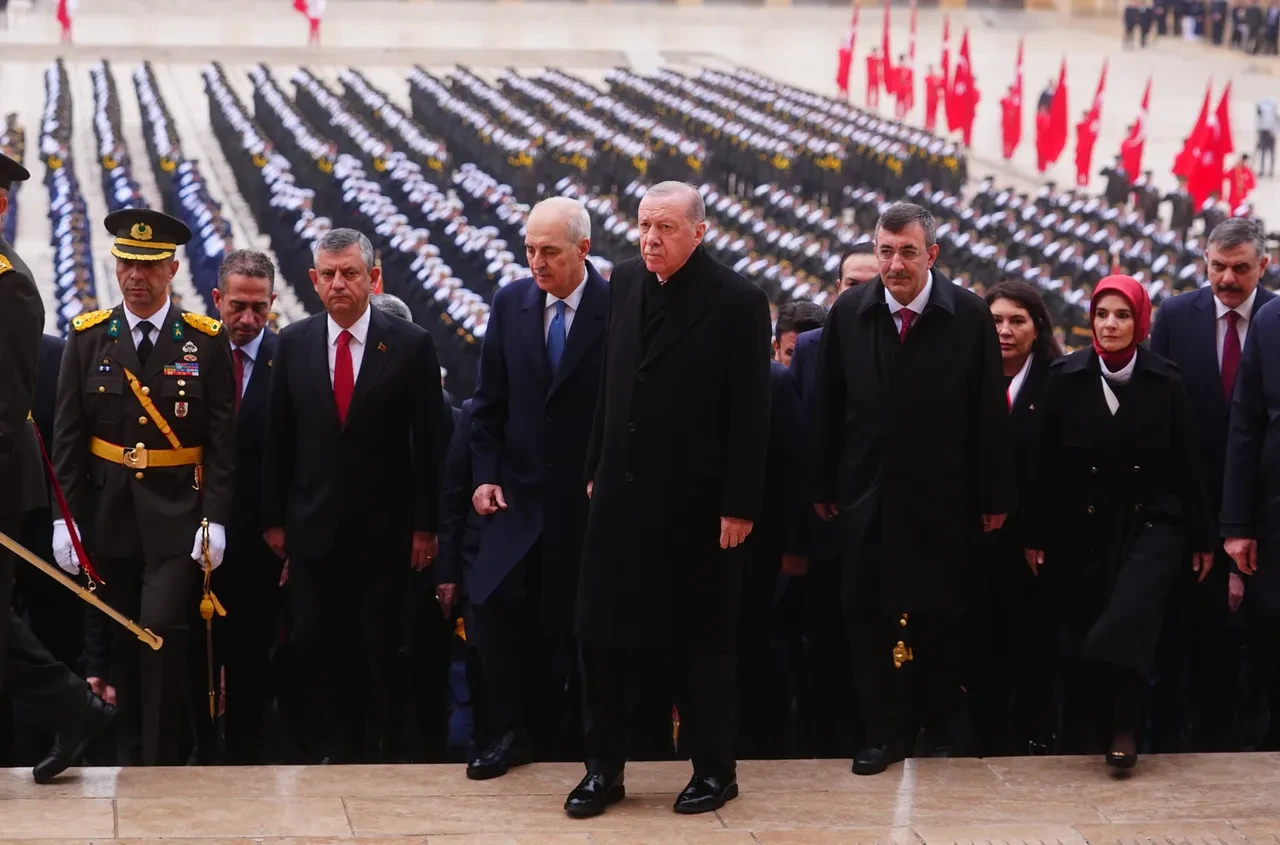 Cumhurbaşkanı Erdoğan ve devlet erkanı Anıtkabir'i ziyaret etti: Türkiye Yüzyılı mesajı dikkat çekti