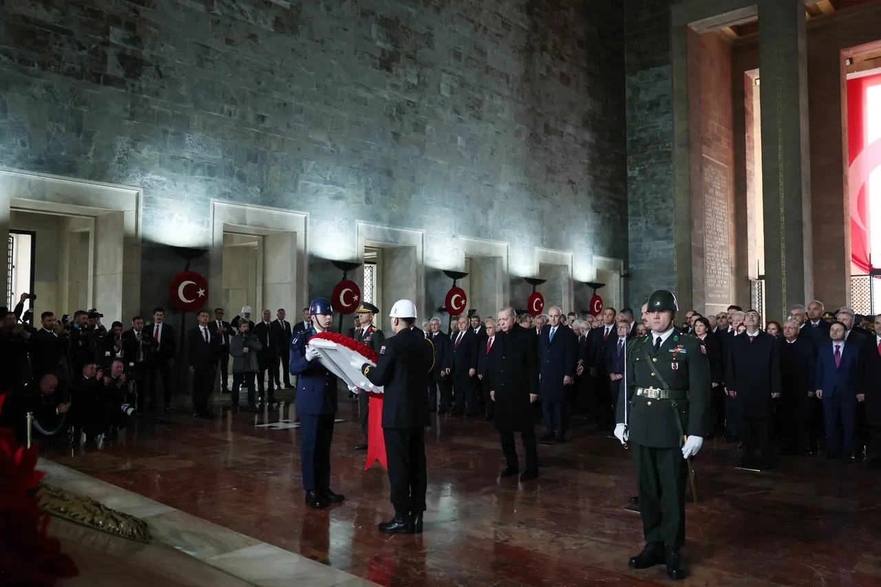 Cumhurbaşkanı Erdoğan ve devlet erkanı Anıtkabir'i ziyaret etti: Türkiye Yüzyılı mesajı dikkat çekti
