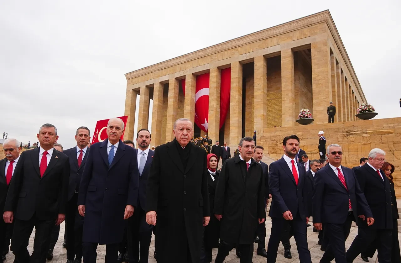 Cumhurbaşkanı Erdoğan ve devlet erkanı Anıtkabir'i ziyaret etti: Türkiye Yüzyılı mesajı dikkat çekti