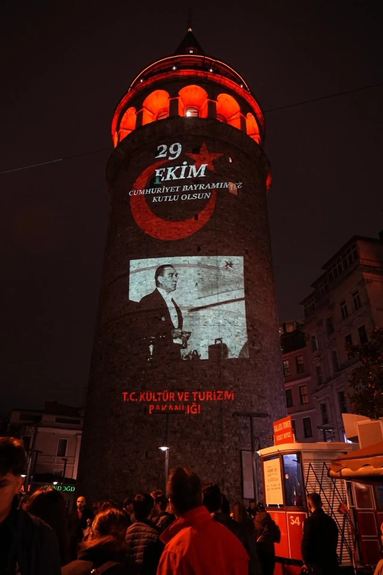 Cumhuriyet'in 103 yıllık ışığı Galata Kulesi'nde! Bakan Ersoy'dan 'İlelebet parlayacak' mesajı